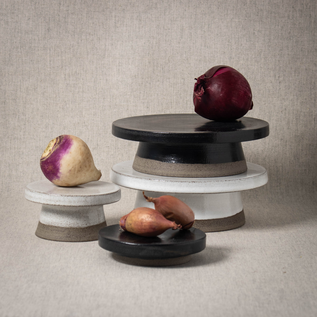 PLATEAU pedestal Medium High - Black & White