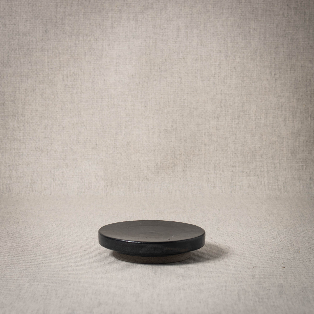 PLATEAU pedestal Small Low - Black & White